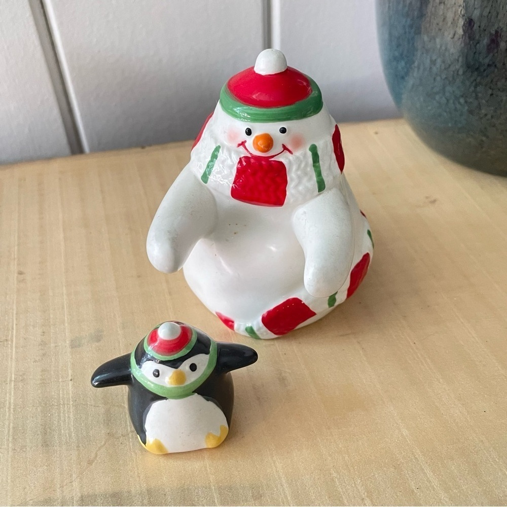 LAST CHANCE Playful Penguin Snowman Salt Pepper Shakers VTG Decor Home Kitchen - Picture 2 of 7